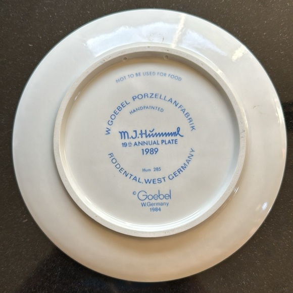 9 Pc. Hummel Collection Plate Bundle - Picture 11 of 16